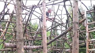preview picture of video 'Kunst im Wald: Bei Betzigau entsteht  eine 8 Meter hohe Halbkugel aus Ästen'