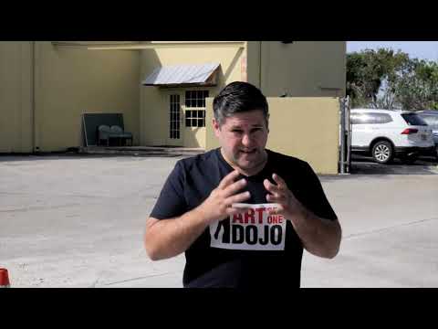 Zelfverdediging op straat in een garage of parkeerplaats.  ART OF ONE DOJO