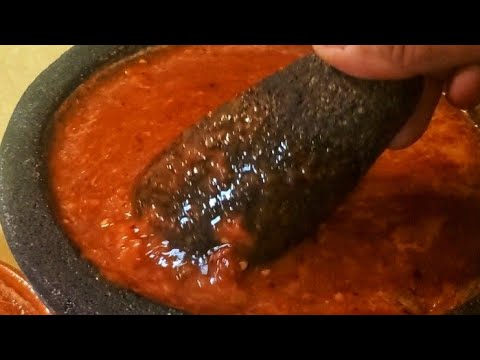 Salsa de chile taviche en molcajete