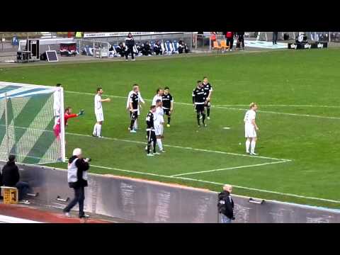 KSC vs DSC 031113 Freistoß DSC und Hand von einem KSCler im Strafraum