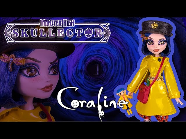 Vídeo relacionado con Monster High Skullector Muñeca Coleccionable de Coraline con Chubasquero Amarillo y Accesorios de muñeca de Trapo, Figura de Gato y Soporte para muñeca, JHK65