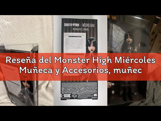 Vídeo relacionado con Monster High Miércoles Muñeca y Accesorios, muñeca Coleccionable de Miércoles Addams con el Uniforme de la Academia Nevermore, Cosa y una Mochila, con peana para la muñeca, HXJ04