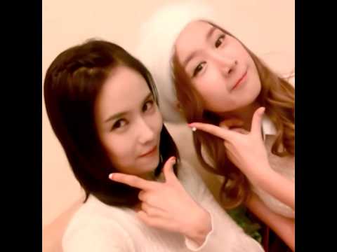 FIESTAR's Linzy and Cheska singing the Pink Panther Theme song