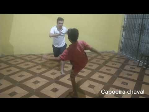 Capoeira Chaval jogando com aluno Ratinho.