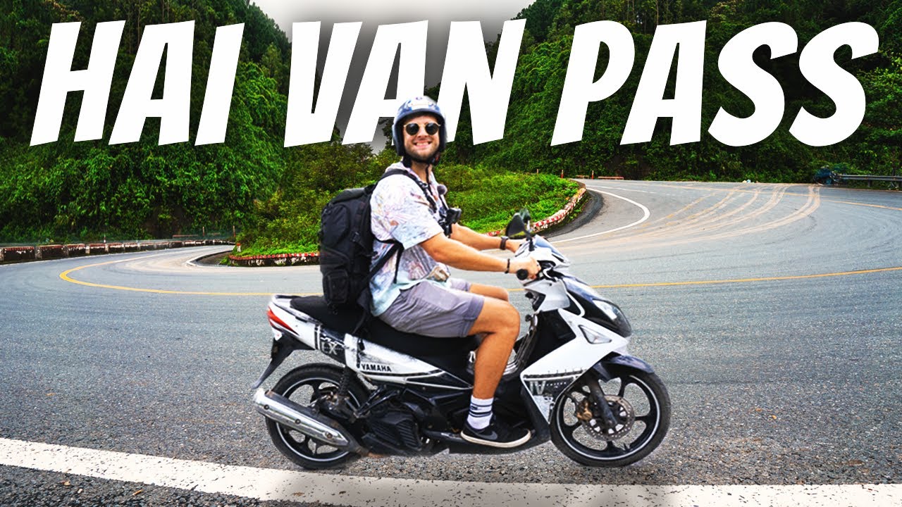 Experience a fascinating peek of Hai Van Pass.