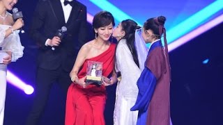 女神赵雅芝与“小戏骨”陶奕希同台！两代白娘子深情相拥（星光大赏） video