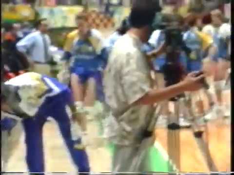 1994/95 - il tifo dei materari della pallavolo PVF Latte Rugiada MATERA a Modena. Finale Scudetto.