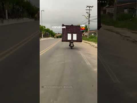 “O frete mais improvável que você vai ver hoje”: homem transporta armário em moto no Ceará