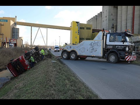 Rostock-Seehafen: Getreidelaster wird von Windböe erfasst