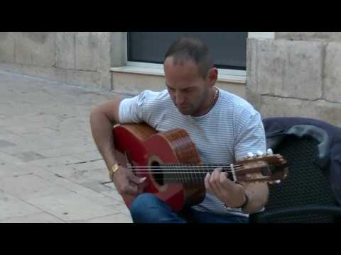 STREET GUITAR PLAYER, ALICANTE, SPAIN