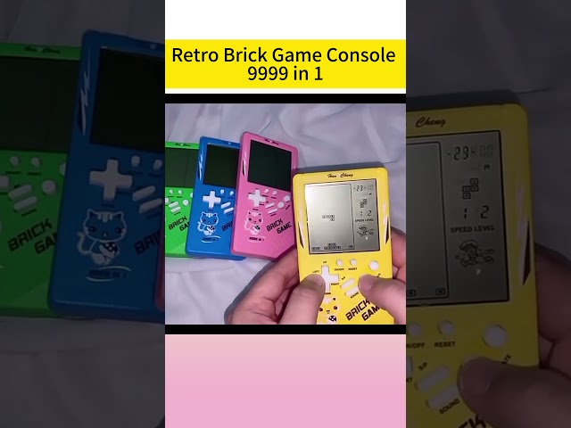 Vídeo relacionado con CZT Consola de Juegos de ladrillo Retro Retroiluminación Azul 23 Brick Juegos Tank War/Racing Auriculares Enchufables Puzzle Portable en Palma la Mano Juguetes para niños (Rojo)