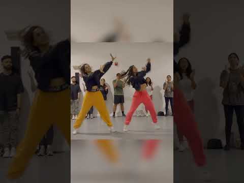 Discowale Khisko | @DesiFuze choreography | Dancers: Eshani and Shivani | BHANGRA x SHUFFLE