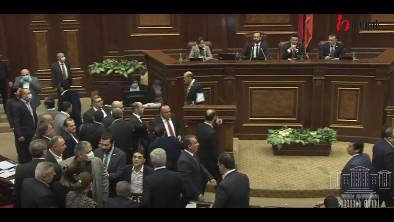 Ծեծկռտուք Սասուն Միքայելյանի ու Էդմոն Մարուքյանի միջև. տեսանյութ