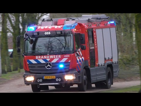 Brandweer Oss TS 21-3131 en HW 21-3151 met spoed naar een Woningbrand aan de Ussenstraat in Oss