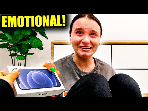 Schwester schenkt mir ein iPhone ! 😳 (ich weine) - Celina