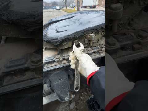 Quick tip adjusting 5th wheel free play on #freightliner #trucker #18wheeler #mechanic #shorts 🚛