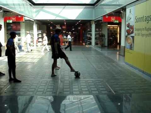 Erkan schießt daneben beim Kaiserschießen am Flughafen mit SC Sonnborn aufm Weg nach Mallorca 2007