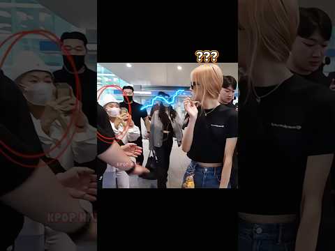 How Jennie protects Rosé from crazy fan!!😠😤 #blackpink #rose #kpop #jennie #shortvideo