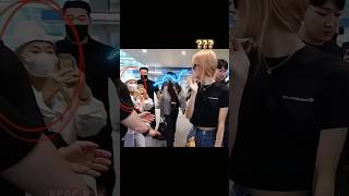 Download lagu How Jennie protects Rosé from crazy fan!!😠😤 #blackpink #rose #kpop #jennie #shortvideo mp3 Download lagu How Jennie protects Rosé from crazy fan!!😠😤 #blackpink #rose #kpop #jennie #shortvideo mp3