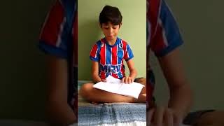 Gabriel mostrando seu mini livro das Datas Comemorativas.