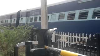 preview picture of video '15014 RANIKHET EXPRESS BLASTS PAST BAGRI NAGAR RAILWAY CROSSING AT GREAT SPEED 201305-11-577'