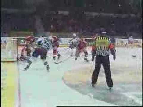 Josef Straka dava gol Slavii