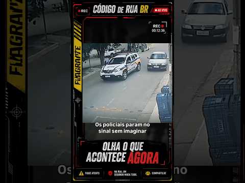 HOMEM FINGE PEDIR AJUDA E ATACA POLICIAL DENTRO DA VIATURA #shorts