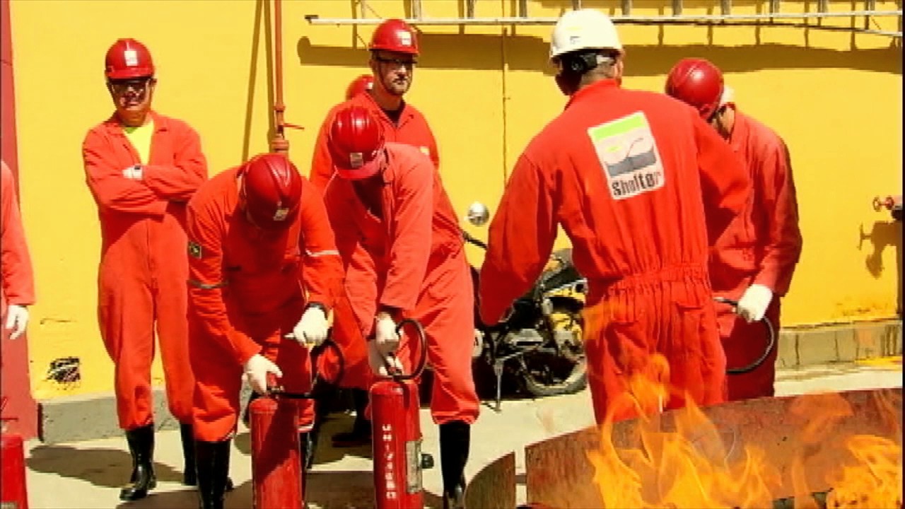 Série JR: veja como é feito o treinamento contra incêndio em plataformas de petróleo