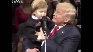 Kleines Kiddie trinkt Kasten Bier