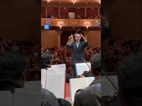 ❤ EMOCIONANTE I Nelson Castro brilló en su debut como director de orquesta