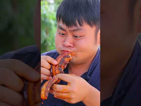 Songsong is eating pork belly, it smells so delicious! #food #funny