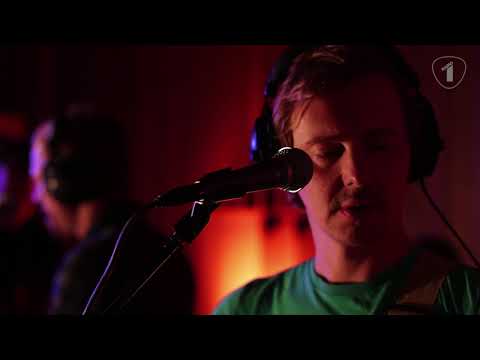 Girls in Hawaii - Walk (Radio 1 Live Sessie)