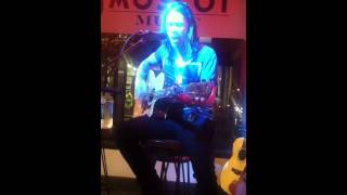 MYLES KENNEDY OF ALTER BRIDGE ACOUSTIC EXCLUSIVE 'ADDICTED TO PAIN' LIVE@MOSCOT CENTER, NYC 9/12/13
