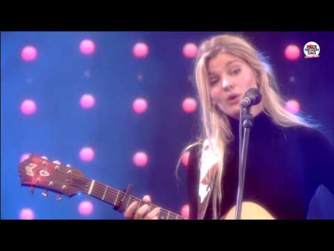 Rode Neuzen Dag: Emma Bale - Run (live bij Q)