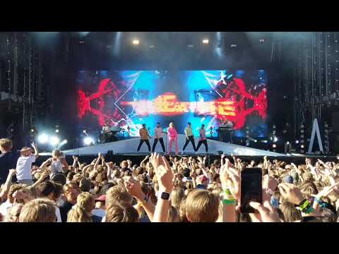 Astrid S - Breathe (Live @ Slottsfjell 2017)