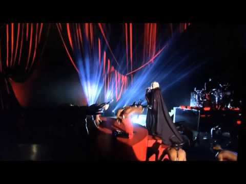 MERETHE TRØAN IS MOCKING MADONNA