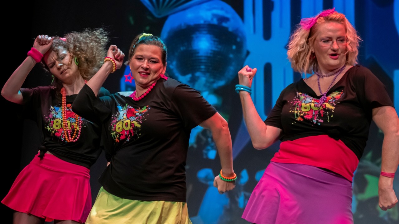 39. Pojď blíž, Ležérní mrško – 80s dance party (lektorka Eliška Stehnová)