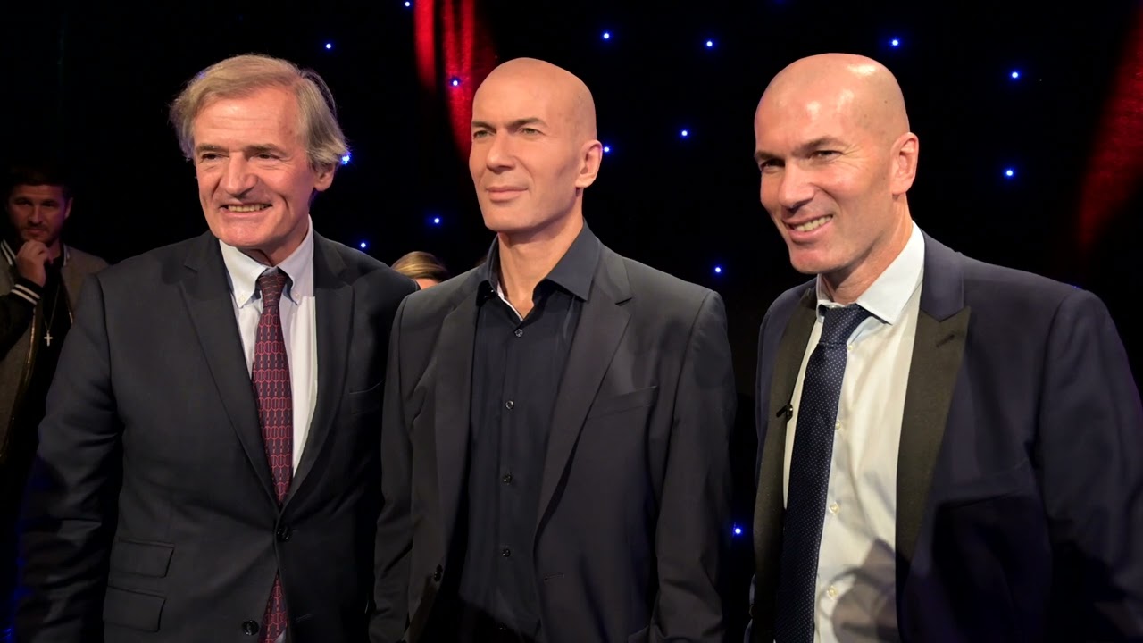 Zinédine Zidane en visite au Musée Grévin pour découvrir son double de cire