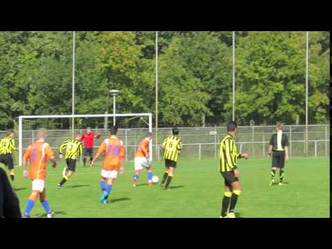 1. Keeper VVV wordt door verdediger bijna op verkeerde been gezet.