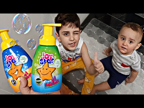 Efe yeni aldığımız çocuklar için olan köpüklü el sabunlarını çok sevdi.