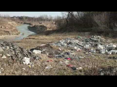 gunoi pe albia raului Prahova din satul Stejaru, comuna Brazi