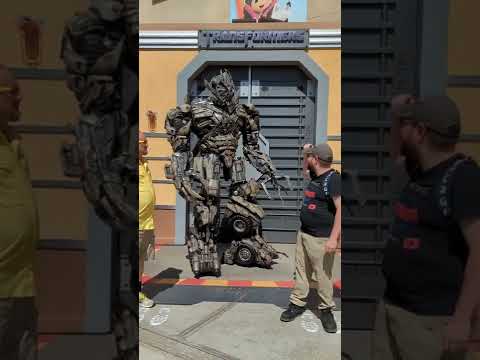 Megatron Roasting OptiNation AGAIN "I would claim I didn't know him either" #universalstudios #roast