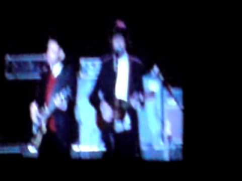 Bello Abril (FITO PAEZ, Quique y Meme de CAFE TACVBA, en el Auditorio Nacional, 7 de Nov de 2010).