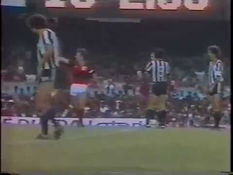 Belo gol de fora da área contra do Botafogo em 08/11/1981