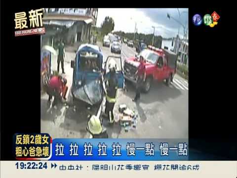 貨車失速衝撞變形 駕駛腿卡車內