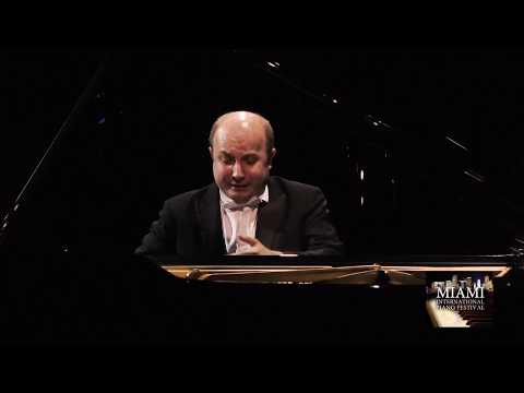 ALEXANDER GAVRYLYUK PLAYS J. S.  BACH / F. BUSONI TOCCATA AND FUGUE IN D MINOR