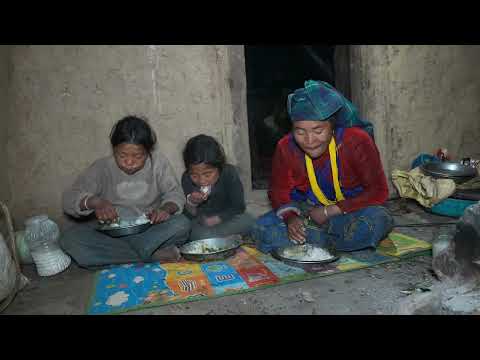 How to cook and eat curry of green vegetables inside village kitchen || Village life