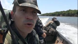 Série JR: soldados nadam em rio à noite em meio a Amazônia