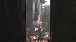 Jeanne Added "Look At Them" live acoustic at Rock en Seine 2019