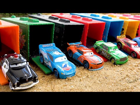 Disney-Autos Spielzeugtrucks & Hände im Sand!